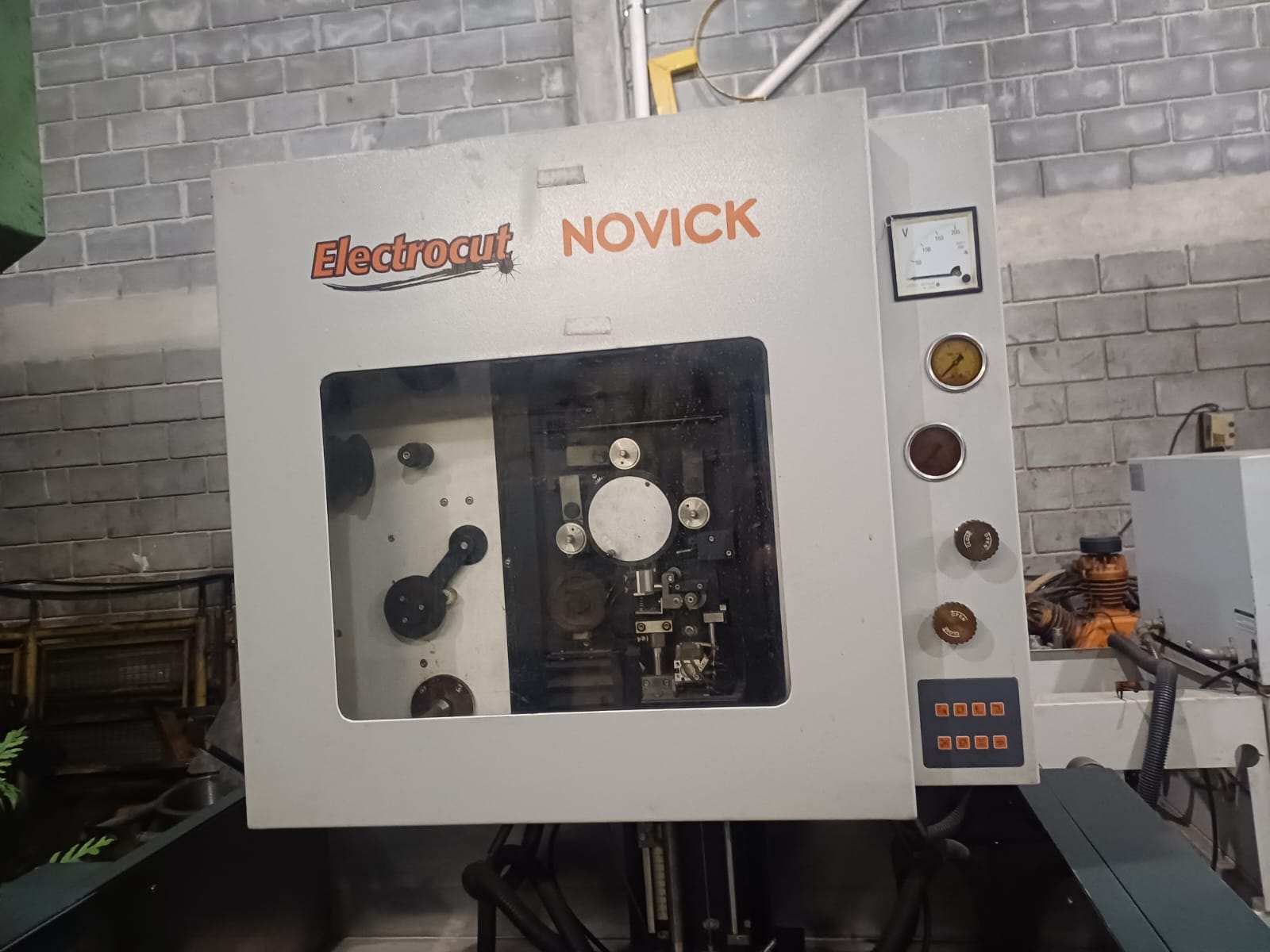 Eletroerosão a Fio CNC Novick AW510 Ano 2014 - Imagem 3